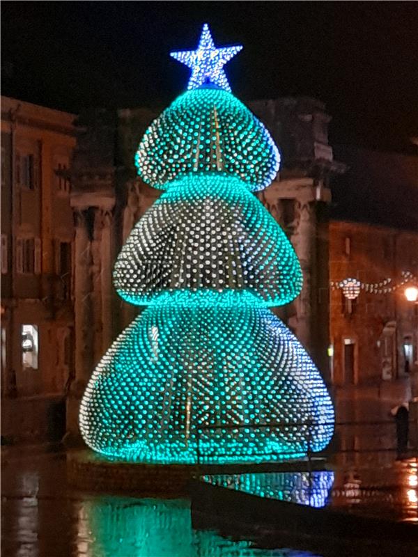 Paljenjem lampica digitalne jelke započeo "Prosinac u Puli" 