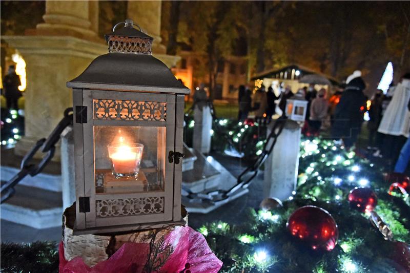 Vinkovci: Upaljena prva svijeća na adventskom vijencu