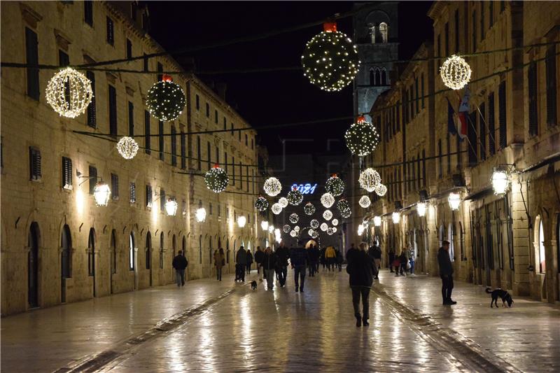 Adventska rasvjeta u Dubrovniku, upaljena i prva Adventska svijeća