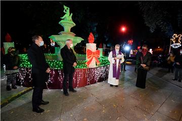 Split: Upaljena prva svijeća na adventskom vijencu u Đardinu 