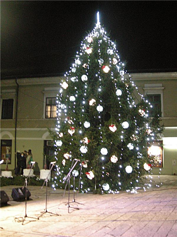 I u Sisku zapaljena prva adventska svijeća