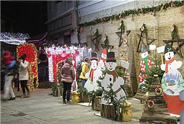 I u Sisku zapaljena prva adventska svijeća