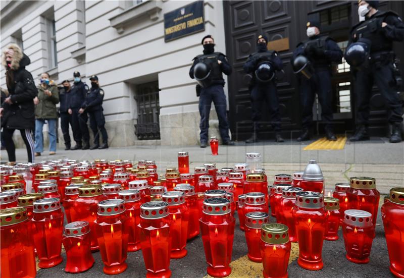 Restaurant and cafe owners stage protest rally in front of Finance Ministry