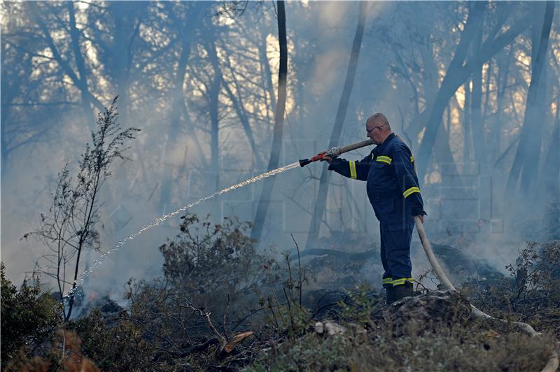 Požar iznad Omiša ugasilo 20 vatrogasaca