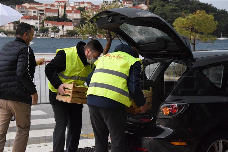 Donacija jabuka iz Vukovarsko-srijemske županije stigla u Dubrovnik