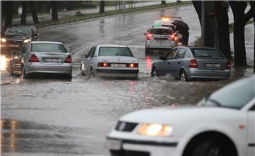 Kiša potopila splitske prometnice, vatrogasci na terenu