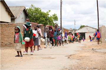 ZIMBABWE POVERTY RESIDENTS RECEIVING FOOD