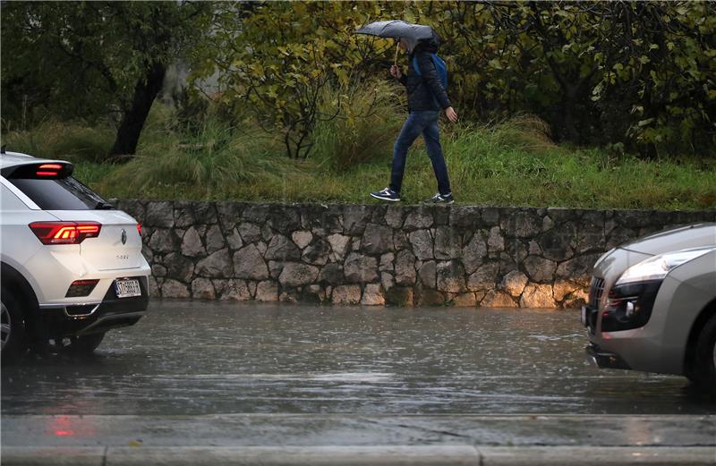 Kiša potopila splitske prometnice, vatrogasci na terenu