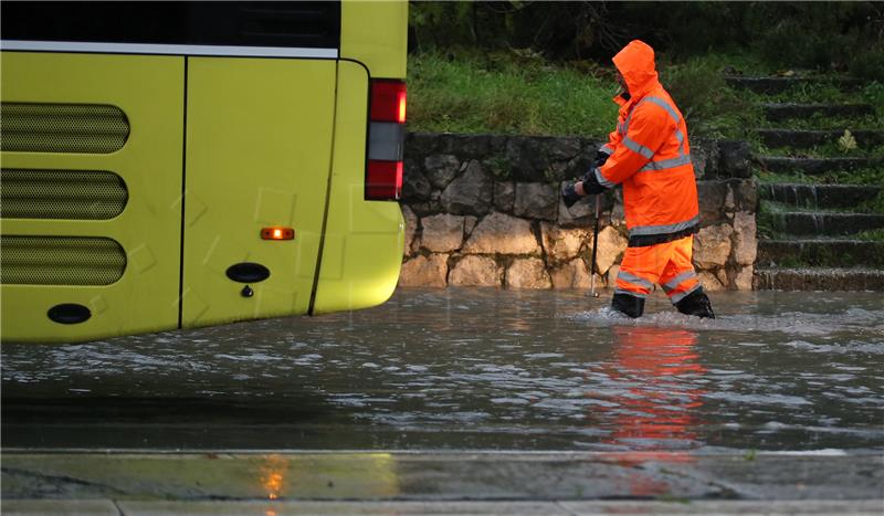 Kiša potopila splitske prometnice, vatrogasci na terenu