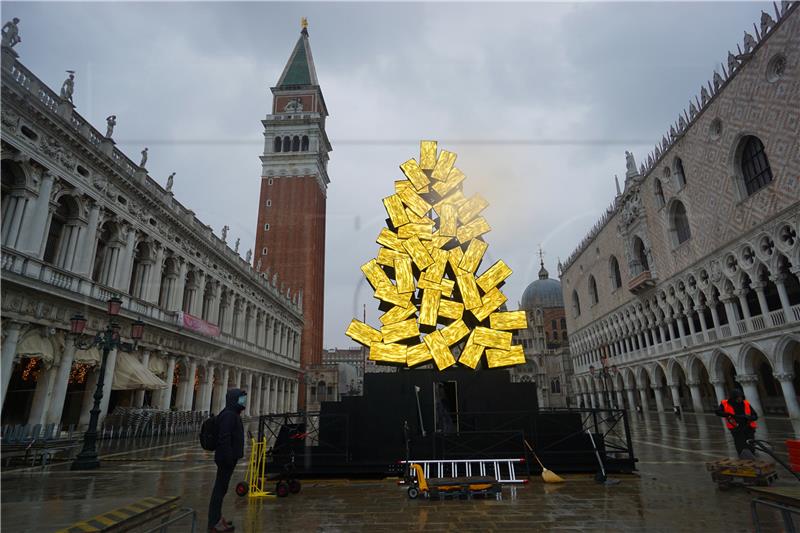 ITALY VENICE CHRISTMAS TREE