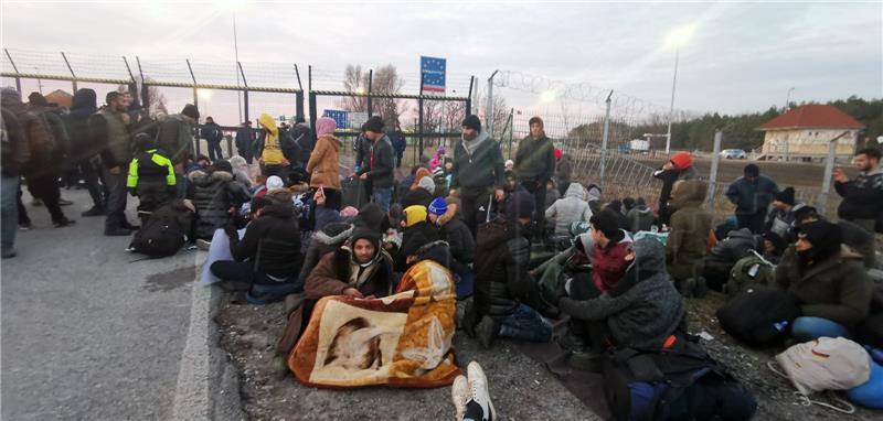 BiH inspectors find migrant group with more than 100 children near Croatian border