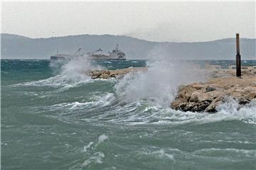 U Splitu jako jugo, more potopilo obale Omiša