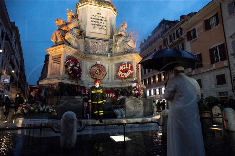 Početak božićne sezone: Papa posjetio Španjolske stube u zoru