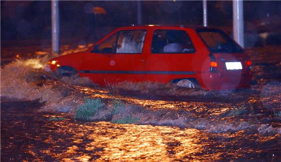 U Istri poplavile rive i šetnice, zatvorene pojedine prometnice