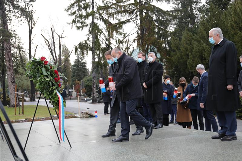 HDZ-ov vijenac i svijeće na grobu predsjednika Tuđmana