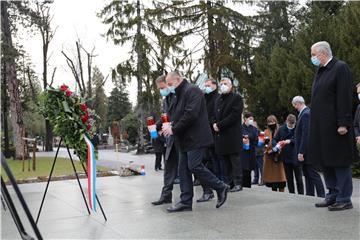 HDZ-ov vijenac i svijeće na grobu predsjednika Tuđmana