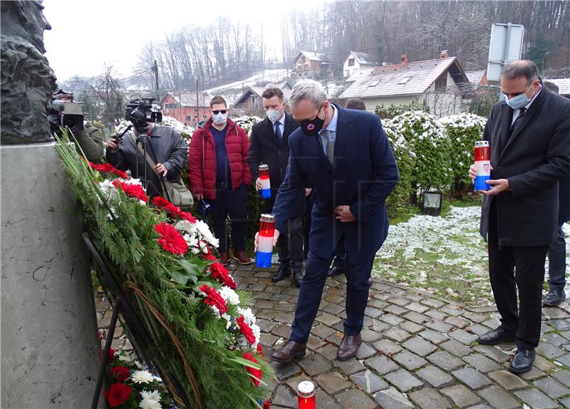 Izaslanstvo HDZ-a položilo vijenac ispred Tuđmanove rodne kuće