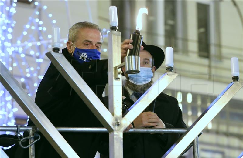 Ceremonija paljenja prve svijeće na hanukiji na Trgu bana Jelačića