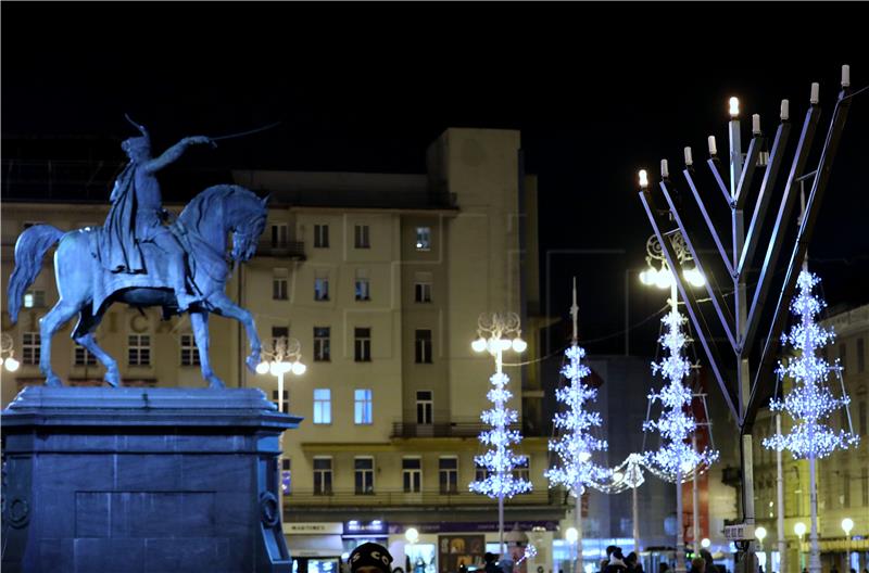 Ceremonija paljenja prve svijeće na hanukiji na Trgu bana Jelačića