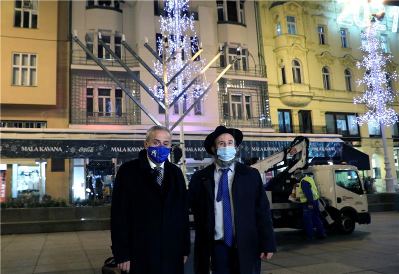 Ceremonija paljenja prve svijeće na hanukiji na Trgu bana Jelačića