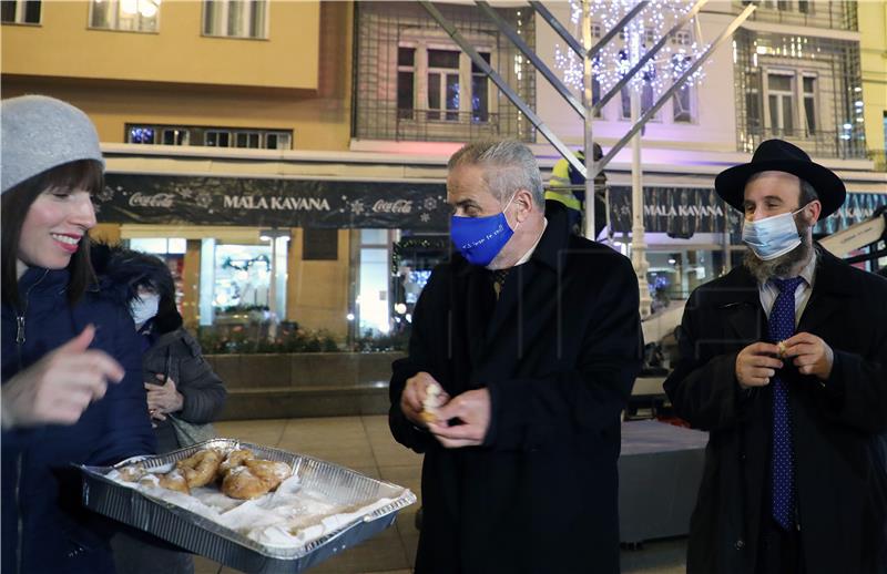 Ceremonija paljenja prve svijeće na hanukiji na Trgu bana Jelačića