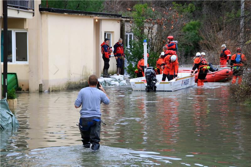 Na poplavljena područja kod Vrgorca stižu dodatne ekipe HGSS-a