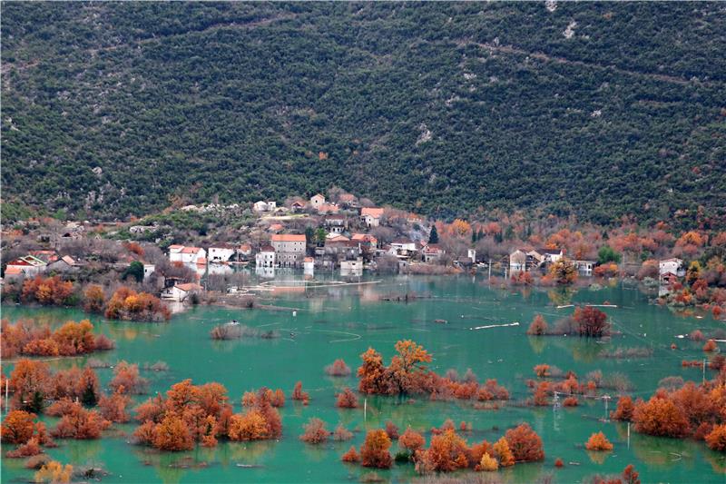 Poplava u Kokorićima: Razina vode počela opadati