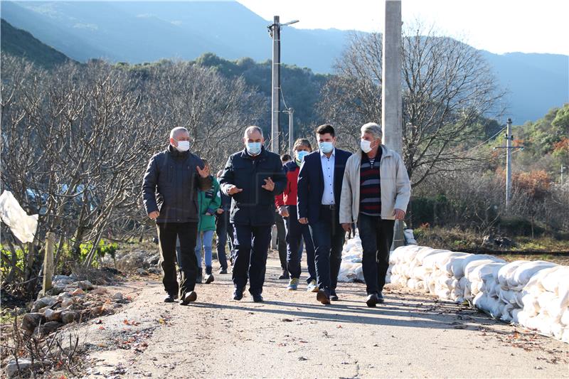 Vrgorački gradonačelnik: Potopljeno 90.000 sadnica jagoda