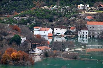 Vojska od jutros pomaže stanovnicima poplavljenih Kokorića