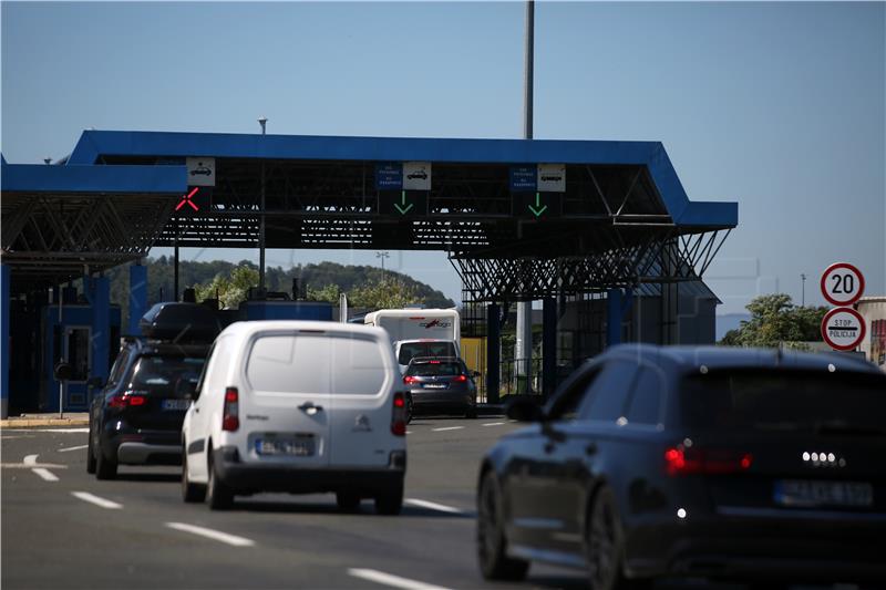 Na graničnim prijelazima Bregana i Macelj od jutros višesatna čekanja