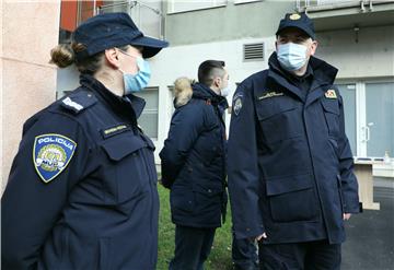 Policijskim službenicima uručeni ugovori o najmu i ključevi stanova