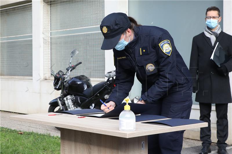 Policijskim službenicima uručeni ugovori o najmu i ključevi stanova