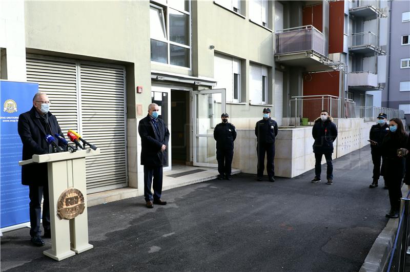 Policijskim službenicima uručeni ugovori o najmu i ključevi stanova