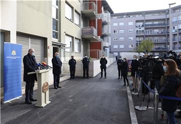 Policijskim službenicima uručeni ugovori o najmu i ključevi stanova