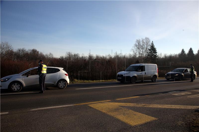 Pripadnici policije kontroliraju propusnice