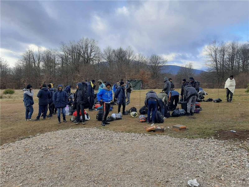 Požar u migrantskom kampu kod Bihaća, 1200 migranata ostaje bez skloništa