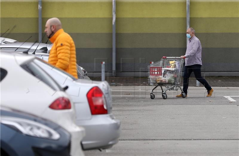 Građani uoči Božića obavljaju kupovinu u trgovačkim centrima