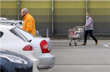 Građani uoči Božića obavljaju kupovinu u trgovačkim centrima