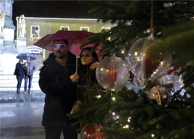 U večeri Badnjaka u zagrebačkoj Katedrali održano misno slavlje