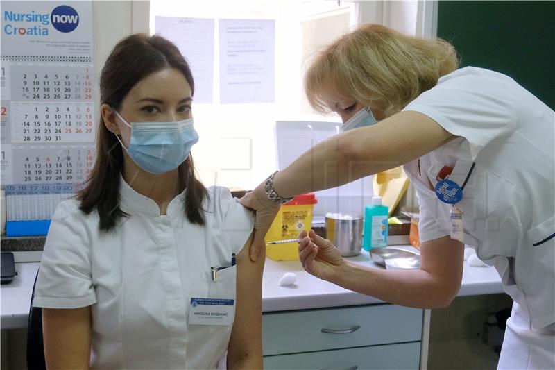 First medical workers get vaccinated in Zagreb