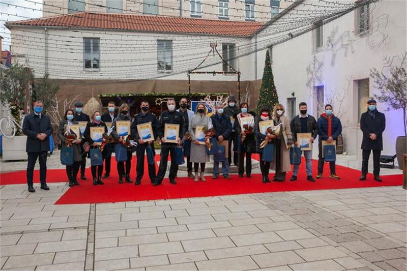 Zadarskim policajcima uručena nagrada "Nasmiješeno sunce"