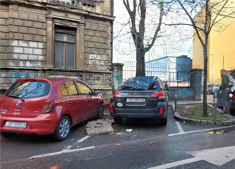 Veći dio Zagreba ostao bez struje, automobili u kolonama 