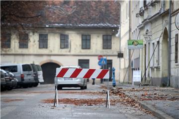 Ulice Petrinja su pune ruševina