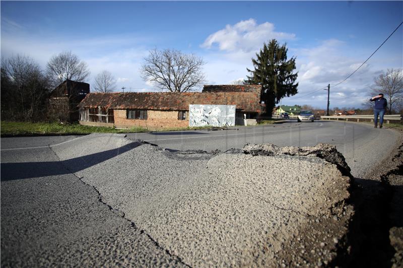 Oštećena cesta na ulazu u Petrinju