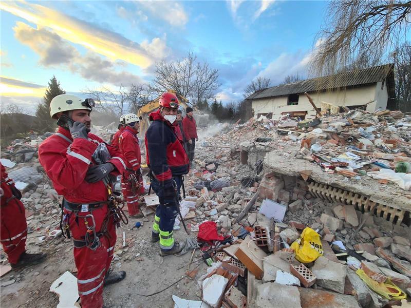 Ekipe HGSS-a iz ruševina izvukle dvije žive osobe