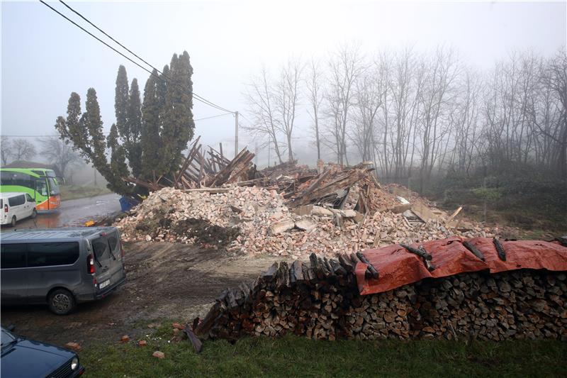 Srušena kuća u Majskim Poljanama