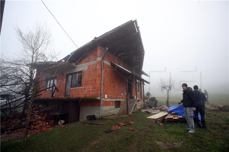 Srušena kuća u Majskim Poljanama