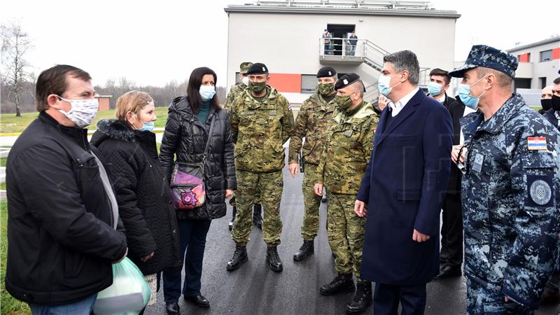 Milanović posjetio građane u petrinjskoj vojarni