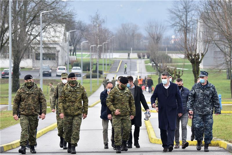 Predsjednik Milanović u vojarni u Petrinji