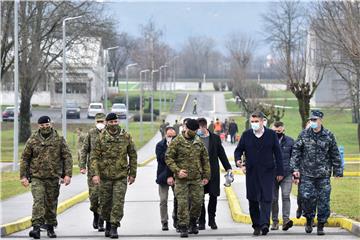 Predsjednik Milanović u vojarni u Petrinji